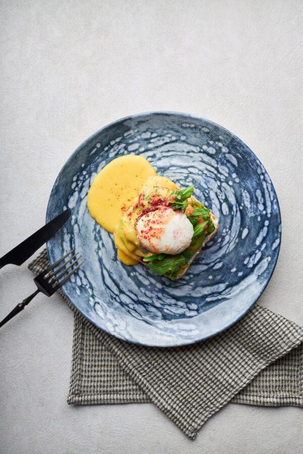 Яйцо пашот на крутоне с копчённым лососем и соусом голландез min